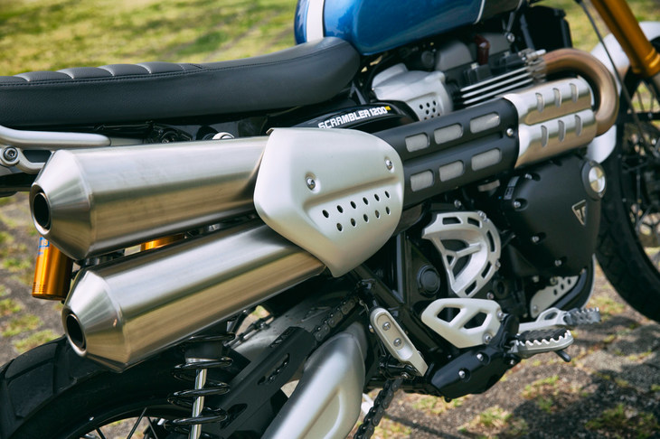 「トライアンフ・スクランブラー」シリーズの大きな特徴である、片側2本出しのアップマフラー。「TR6Cトロフィー」などといった、往年のモデルのオマージュだ。