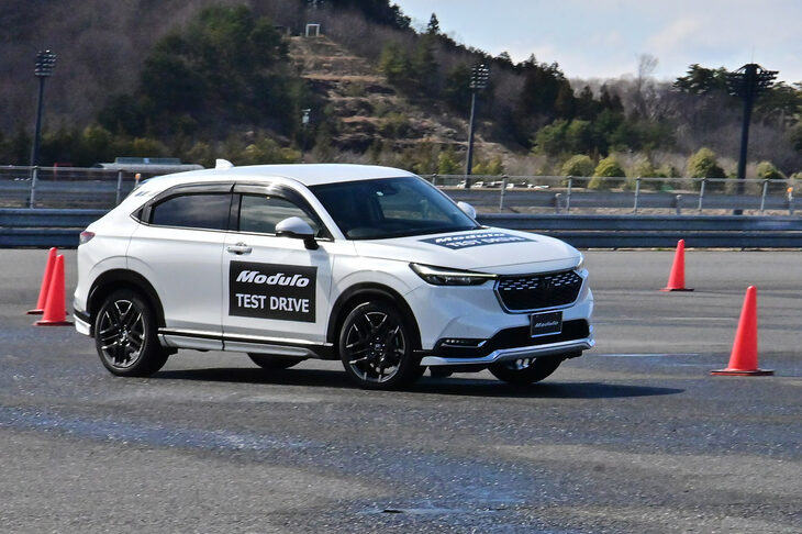 パイロンを並べた特設コースで定常円走行を実施。純正ホイールと「MS-050」を乗り比べてみた。