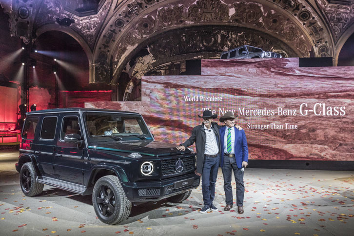 新型「メルセデス・ベンツGクラス」発表会の様子。車両のかたわらに立つのは、ダイムラーのディーター・ツェッツェ会長（左）と、映画俳優のアーノルド・シュワルツェネッガー氏（右）。