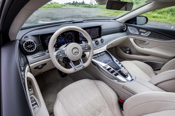 12.3インチの液晶モニターを2枚並べたインストゥルメントパネルは、他の最新型メルセデスにも共通するもの。試乗車には1450Wの総合出力を誇る、オプションのBurmesterハイエンド3Dサラウンドシステムを装備されていた。