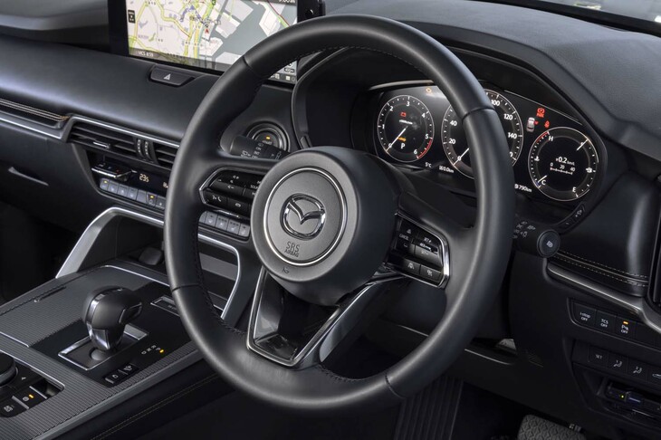 ステアリングはゆったりとしたレシオと重い操舵感が印象的。細身のリムが握りやすい。