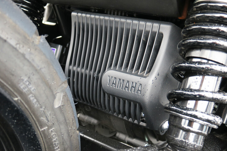 モーターには軽量・コンパクトな空冷式の永久磁石埋め込み型同期電動機を採用。ベルトを介して後輪を駆動する。