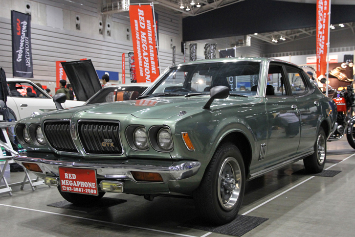 RED MEGAPHONEが展示していた「ダットサン・ブルーバードU 2000GT」。同門の「スカイライン2000GT」の成功に倣い、型式名610ことブルーバードUのノーズを伸ばして直6のL20型エンジンを積んだモデルで、1973年に登場。当時の「ポンティアックGTO」にも似た鮫（さめ）のような顔つきから、通称は鮫ブル。