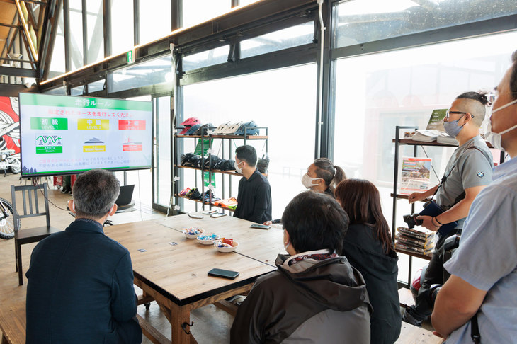 最初の利用時にはインストラクターによる安全講習や練習走行などのレッスンを実施。バイク初心者も安心である。