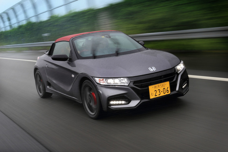 雨の東名高速を行く「S660モデューロX」。直進安定性とステアリングインフォメーションの高さなどから、空力性能の向上を確認できた。