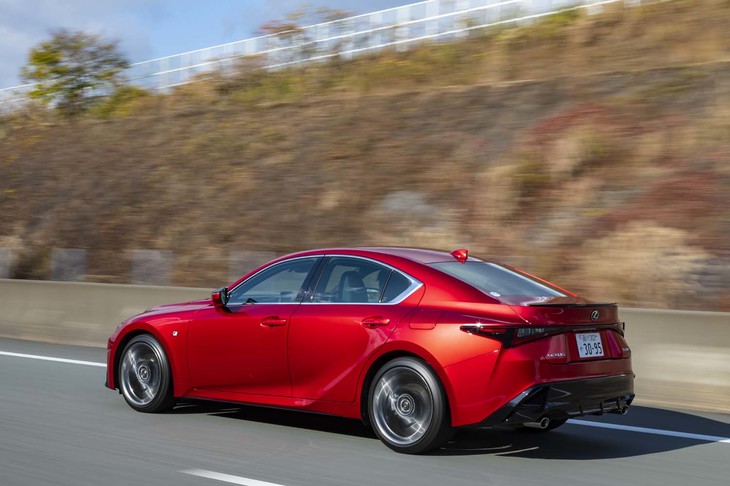 「IS300“Fスポーツ”」（写真）を含むターボ車には、Gや車速から“ドライバーの意思”を推定し、最適と思われる変速を行う新システム「アダプティブ制御」が搭載されている。
	（写真＝トヨタ自動車）