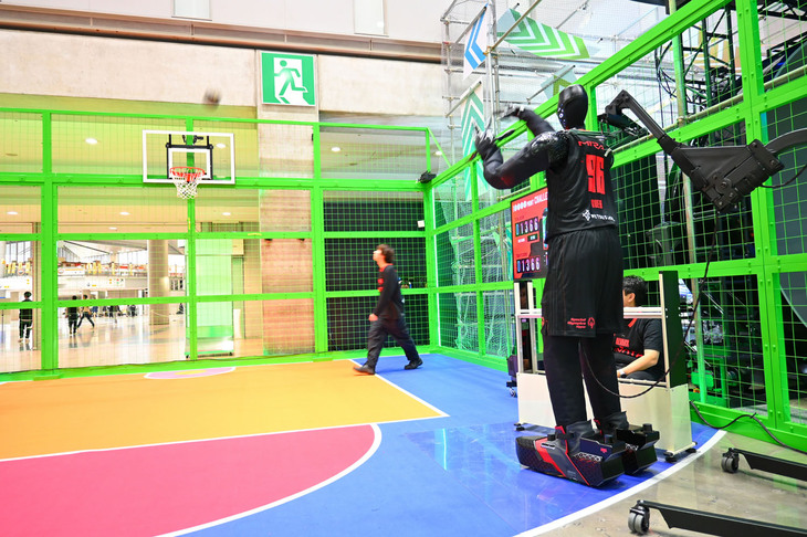 Play & Mobilityゾーンでのひとこま。ロボットが実現する楽しい未来はイメージできるものの、モビリティーとの関係性はやや希薄に感じられる。