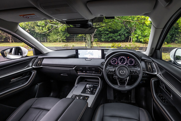 インストゥルメントパネルの基本デザインは「CX-60」に準じたもの。3ゾーンのオートエアコンや、USB Type-Cポート、ワイヤレスチャージャーなど、快適装備の充実も「CX-80」の自慢だ。