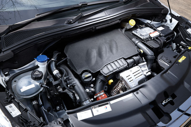 新たに採用された1.2リッター直3直噴ターボエンジン。110psの最高出力と20.9kgmの最大トルクを発生する。