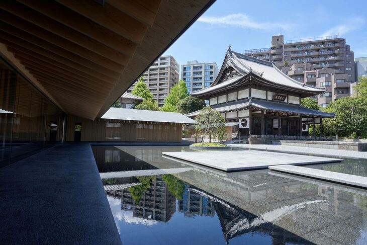 大雄宝殿の古刹（こさつ）としてのたたずまいと、隈研吾氏設計の庫裏の対照が鮮やかな瑞聖寺。隈氏もお気に入りの作品とのことで、しばしば足を運ぶという。