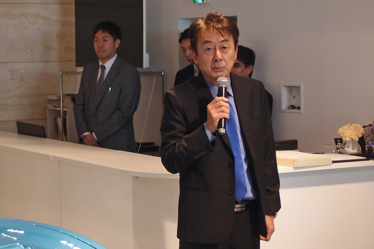発表会の場であいさつを述べる、光岡自動車の光岡章夫代表取締役社長。同社が50周年を迎えたことに関連して、「この先、100年続く企業を目指していきたい」「今後10年は、年に2店舗ずつのペースでミツオカ車の正規ディーラーを増やしていく」などとコメントした。