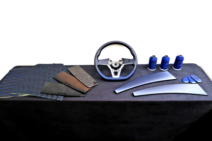 カスタマイズカー「AUTECH」シリーズに用いられる各種パーツ。ボディーカラーだけでなく、インテリアのアクセントとしてもブルーが用いられている。