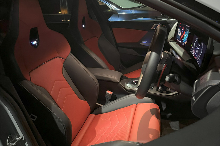 コーラルレッドとブラックのコンビネーション表皮で仕立てられたスポーティーなデザインのフロントシート。夜間はヘッドレスト下の「M」エンブレムが光る。