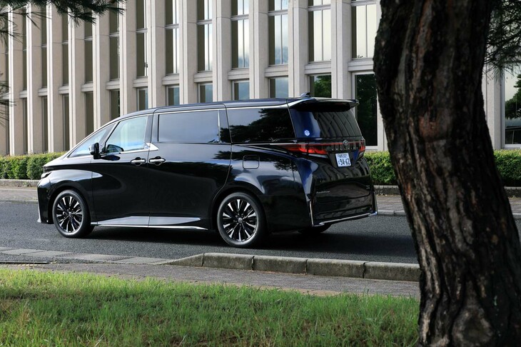 2023年6月に発売された3代目「ヴェルファイア」。よりオーナーカー寄りのキャラクターが付与された新型だが、ショーファードリブン的な使われ方を想定した「エグゼクティブラウンジ」グレードも用意されている。