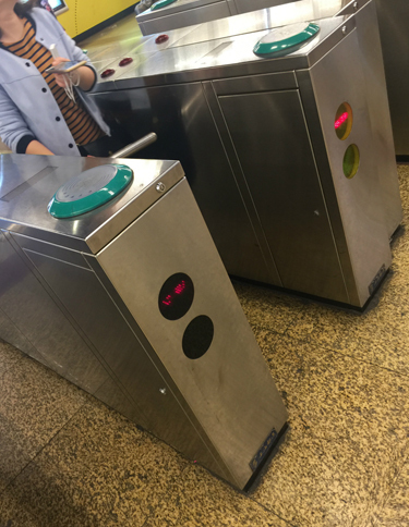 上海地下鉄の自動改札機。乗車用ICカードは、日本の「Suica」やパリの「NAVIGO」のようにパスケースに入れたままでは反応せず。
