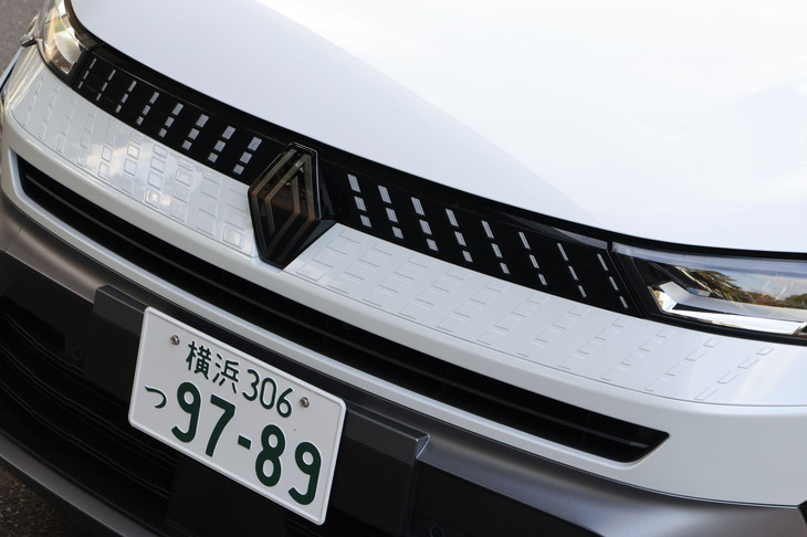 「キャプチャー」のマイナーチェンジモデルは2025年6月に発売された。新しいルノーのデザイン言語を採用したフロントフェイスのリニューアルが目を引く。