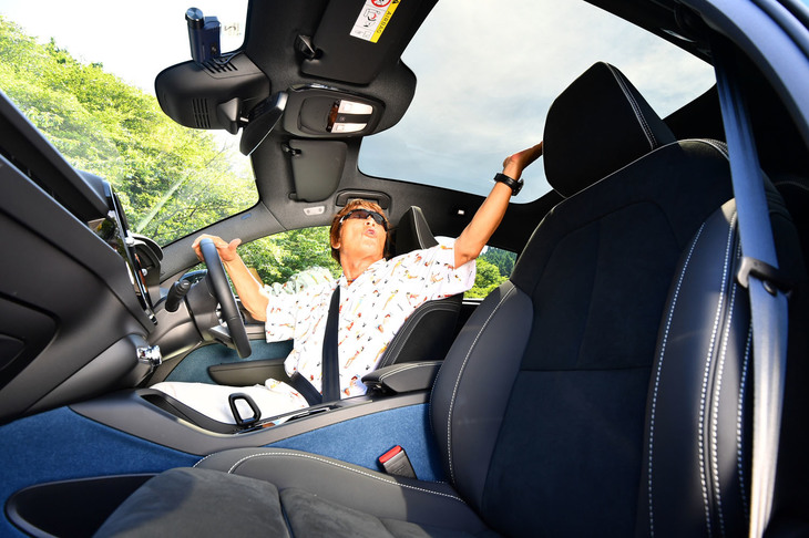 ボルボ自慢のADASやピクセルLEDヘッドランプなどに加え、harman/kardonの高級オーディオや固定式パノラマガラスルーフなども標準で装備される。装備については、「申し分ないです。いまどき付けたいな、と思うものは全部そろっていますね」と池沢先生も満足な様子。