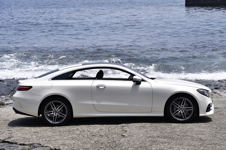 サッシュレスウィンドウとBピラーレスデザインは、1968年にデビューした“コンパクト”（当時、中型メルセデスはミディアムではなくコンパクトと呼ばれた）「W114」シリーズのクーペから続く伝統だ。