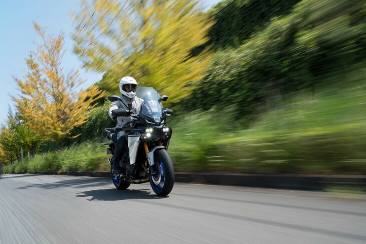 足まわりにはKYBと共同開発した電子制御サスペンション「KADS」を装備。減衰力の制御はスポーティーな「A-1」とコンフォートな「A-2」の2種類で、さらにカスタムモードを2つ記録できる。