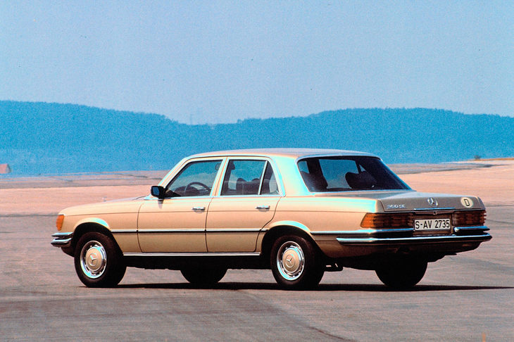 世界で初めて電子制御式ABSが搭載された、1978年型「メルセデス・ベンツSクラス」（W116）。