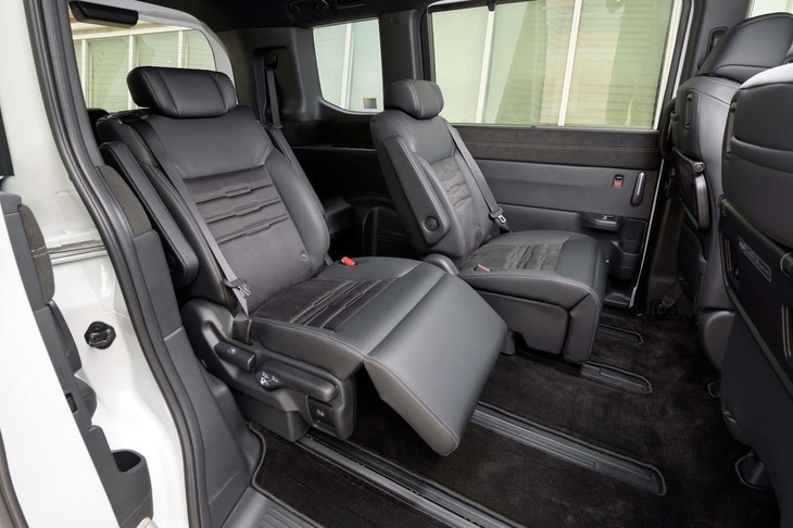 合成皮革とスエード調表皮で仕立てられた、上級グレード「スパーダ プレミアムライン」のシート。同車は、初期受注において新型「ステップワゴン」全体の約3割を占める人気グレードとなっている。