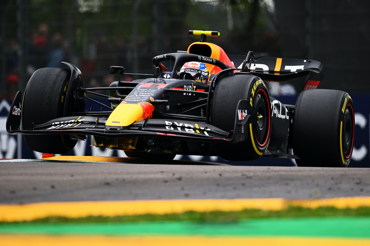 レッドブルのペレス（写真）は、予選でこそ7位とふがいない成績しか残せなかったが、スプリントでは4つポジションを上げ3位。そしてレースでは抜群のスタートで2位に上がると、シャルル・ルクレールをしっかりと抑え、フェルスタッペンの勝利とチームの1-2に貢献した。ドライバーズランキングではフェルスタッペンの5点後ろ、54点で3位につけている。（Photo=Getty Images / Red Bull Content Pool）