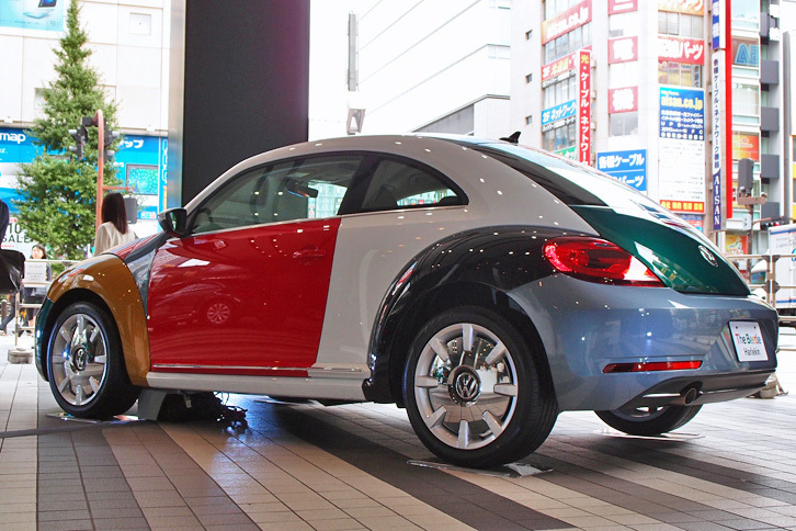 マイナーチェンジ後の「ザ・ビートル」発売を記念して制作された、ワンオフモデル「ザ・ビートル ハレキン」。日本に導入されるザ・ビートルのボディーカラー（全8色）が、1台に集約されている。なお「ハレキン」とは、ドイツ語で「道化師」の意味。