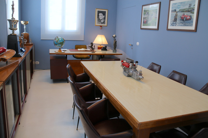 こちらは同じエンツォの執務室でも、モデナの「ムゼオ・エンツォ・フェラーリ」に再現されたもの。