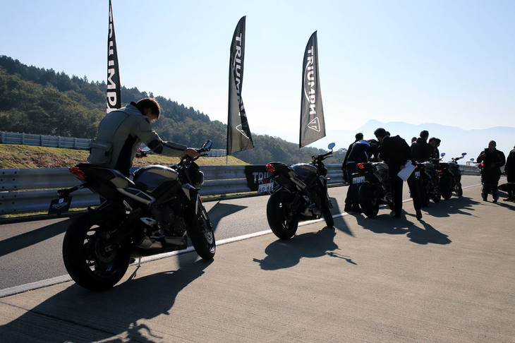 webCGでは伊丹孝裕氏による国際試乗会のリポートを掲載しているので、新しい「ストリートトリプルRS」の走りが気になる人は、そちらをご覧あれ。