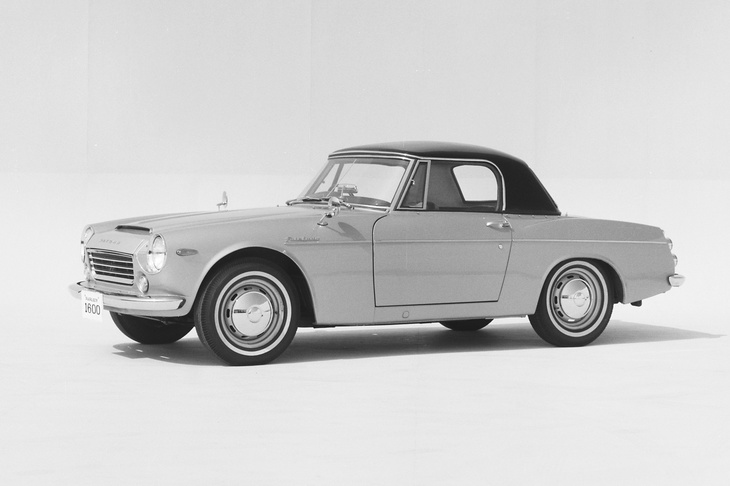 1962年に登場した2代目「ダットサン・フェアレディ」。より低重心な車両設計や高出力エンジンの採用などにより、初代より大幅にスポーツカーとしての魅力を増していた。