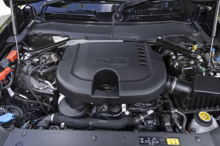 「ディフェンダー110 X D300」のエンジンルーム。搭載される3リッター直6ディーゼルターボエンジンは最高出力300PS、最大トルク650N・mを発生。これに同18PS、同42N・mの48Vベルト駆動スターター兼発電機を備えたマイルドハイブリッドシステムが組み込まれている。