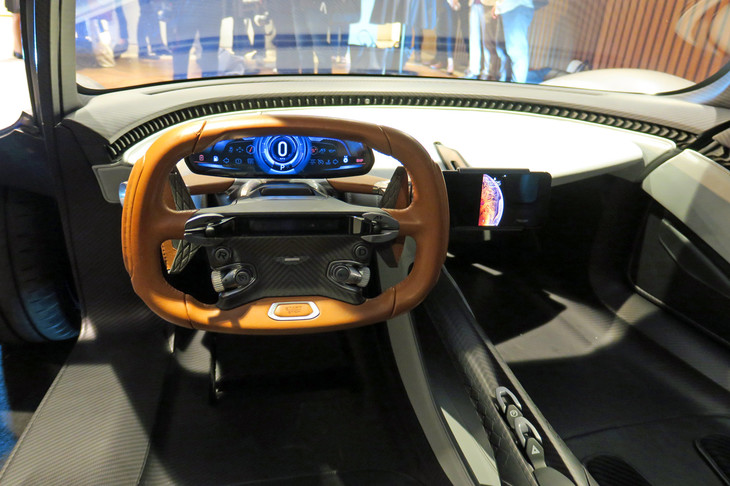 アストンマーティン・ヴァルハラ（インストゥルメントパネルまわり）