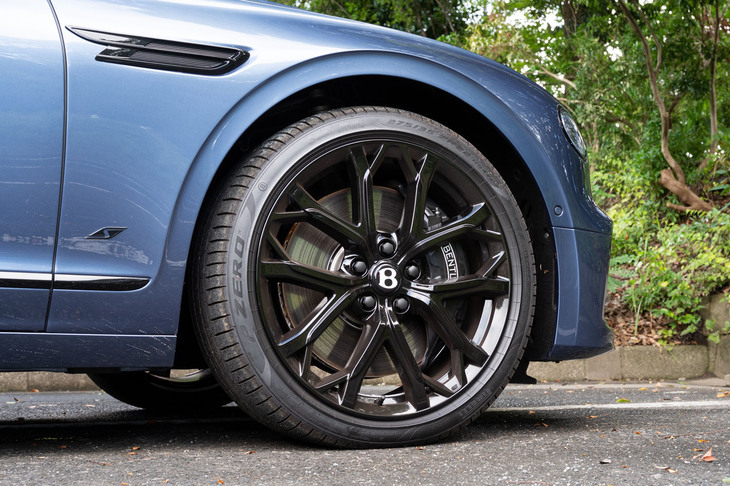 「S」では22インチのタイヤ＆ホイールが標準装備となる。本来は赤いブレーキキャリパーが標準装備なのだが、この試乗車はわざわざオプションの黒をチョイスしている。