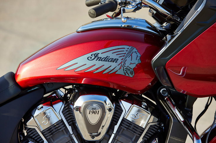 軽量化のため、ダミーの外殻がかぶせられた樹脂製のタンクを採用するバイクも多いなか、「チャレンジャー」にはティアドロップ型の、鉄製の燃料タンクが使われている。