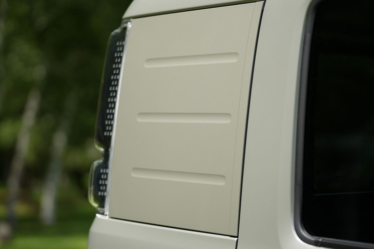 クオーターパネルには3本のビードがあしらわれる。