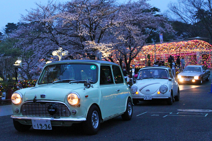 先頭から「オースチン・ミニ マークI」風の「ローバー・ミニ」、「スバル360ヤングSS」、そしてコードナンバーC107の「メルセデス・ベンツSLC」。