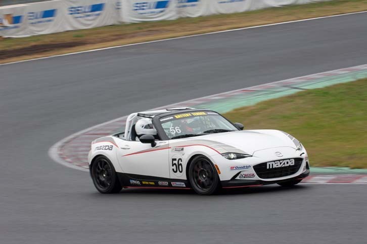 白いヘルメットで助手席（左ハンドル者なので右側）に乗るのが筆者。筑波サーキットでの最高速度は140～150km/ｈほどに達する。