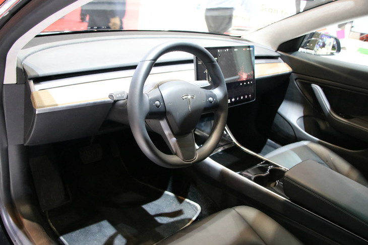 「テスラ・モデル3」はケアソフト社のアイキャッチとして用いられていた。2017年のロサンゼルスオートショーでは、テスラのブースでさえ鍵が掛かっていたのに、ここではドア全開。シートやドア内張りのデザインは凡庸だが、ダッシュボードは「モデルS」などと比べて、より“ファーニチャー感”が強い。
