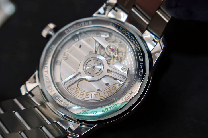 裏面はムーブメント「キャリバーB31」が見えるシースルーバックとなっている。