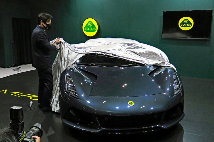 アンベールされる「ロータス・エミーラV6ファーストエディション」。