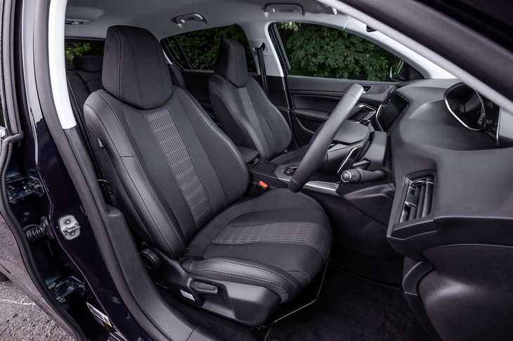 テップレザー／ファブリックのコンビネーションとなる前席。サイド／サイサポート用の張り出しが比較的大きく、ホールド感が良好だった。