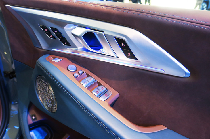 BMW XM（フロントドアコンソール）