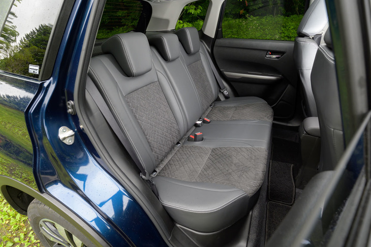リアシートは6：4の分割可倒式。Bセグメント車ゆえ前後方向のゆとりは必要十分といった感じだが、リアエンドまでルーフラインが高さを保つスタイリングの恩恵で、頭まわりに圧迫感を覚えることはない。