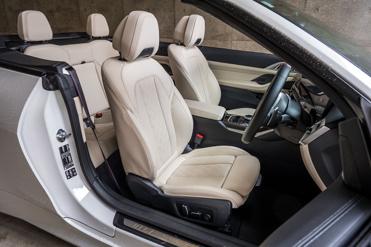 「M4」等と同じ赤・青・水色のMカラー入りのシートベルトに変わった。ヘッドレストの下部には首元を温めるヒーターが備わっている。