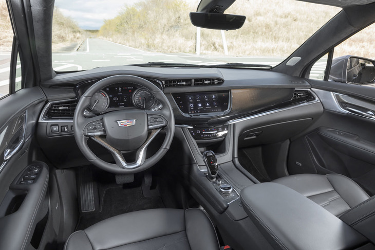 各部に本物のレザーやメタルが用いられた、上質な車内空間。内装色には「メイプルシュガー」とオプションの「ジェットブラック」（写真）が用意されており、後者にはカーボンファイバー製の装飾パネルが組み合わされる。