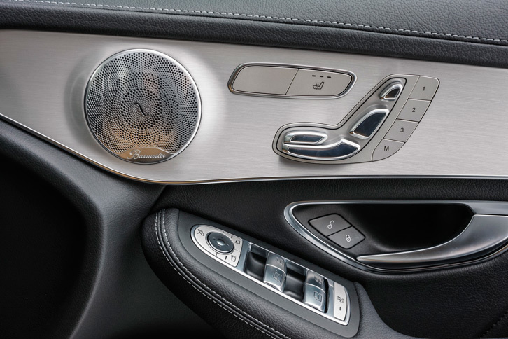 ブルメスター社のサラウンドサウンドシステムを搭載。「本革仕様」には合計13個のスピーカーが備わる。
	 
	