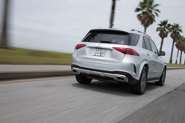 リアは、ランプ形状をスリム化することでボディーの広がりを強調。傾斜したCピラーとリアクオーターガラスのデザインは、過去のモデルから受け継がれたディテールだ。