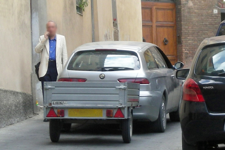 「アルファ・ロメオ156スポーツワゴン」のなかには、このようにトレーラーを連結して徹底的に使われていた車両もあった。シエナ旧市街で2008年筆者撮影。