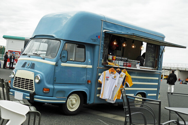 来場者に温かいゴハンを提供していた、クラシックなケータリングのトラック。……よく見たら、こちらのクルマも（R.S.ではないけれど）ルノーである。