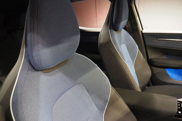 「プラス」グレードの内装には日本初導入となる「インディゴ」インテリアが採用された。